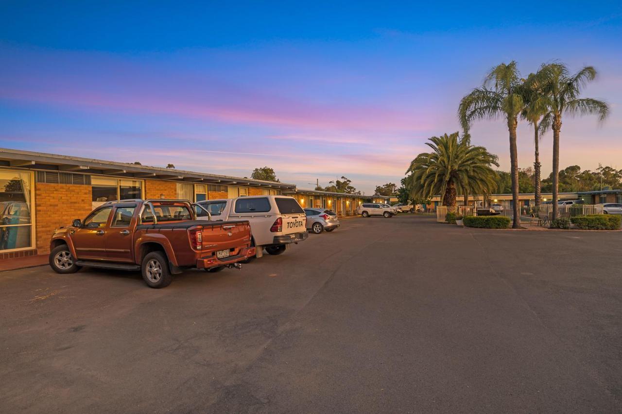 Plainsman Motel Форбс Екстериор снимка
