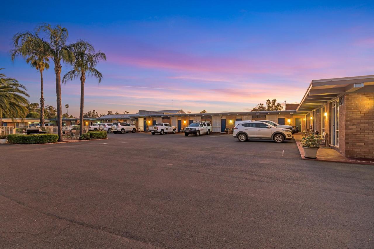 Plainsman Motel Форбс Екстериор снимка
