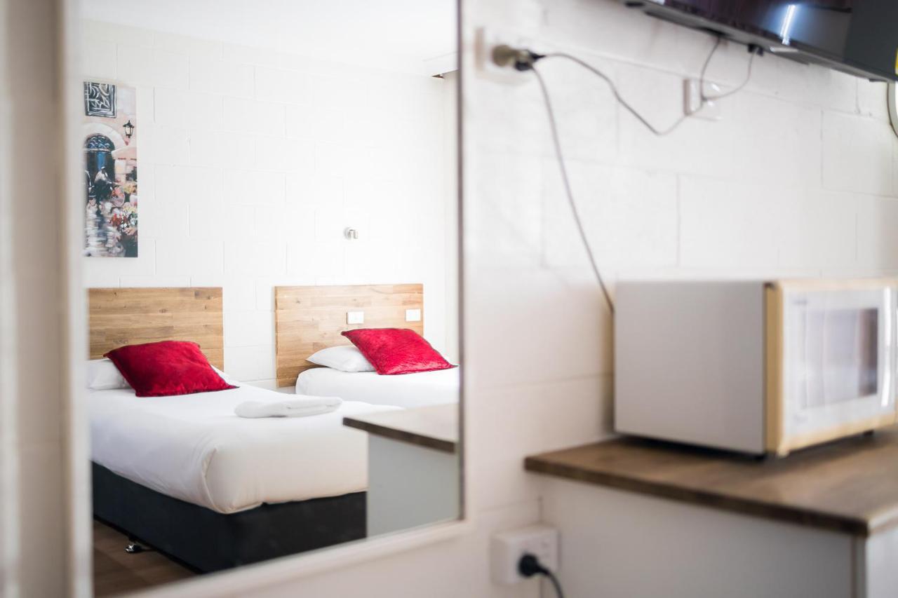 Plainsman Motel Форбс Екстериор снимка