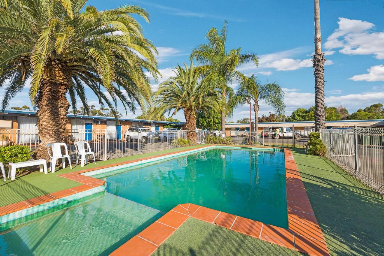 Plainsman Motel Форбс Екстериор снимка
