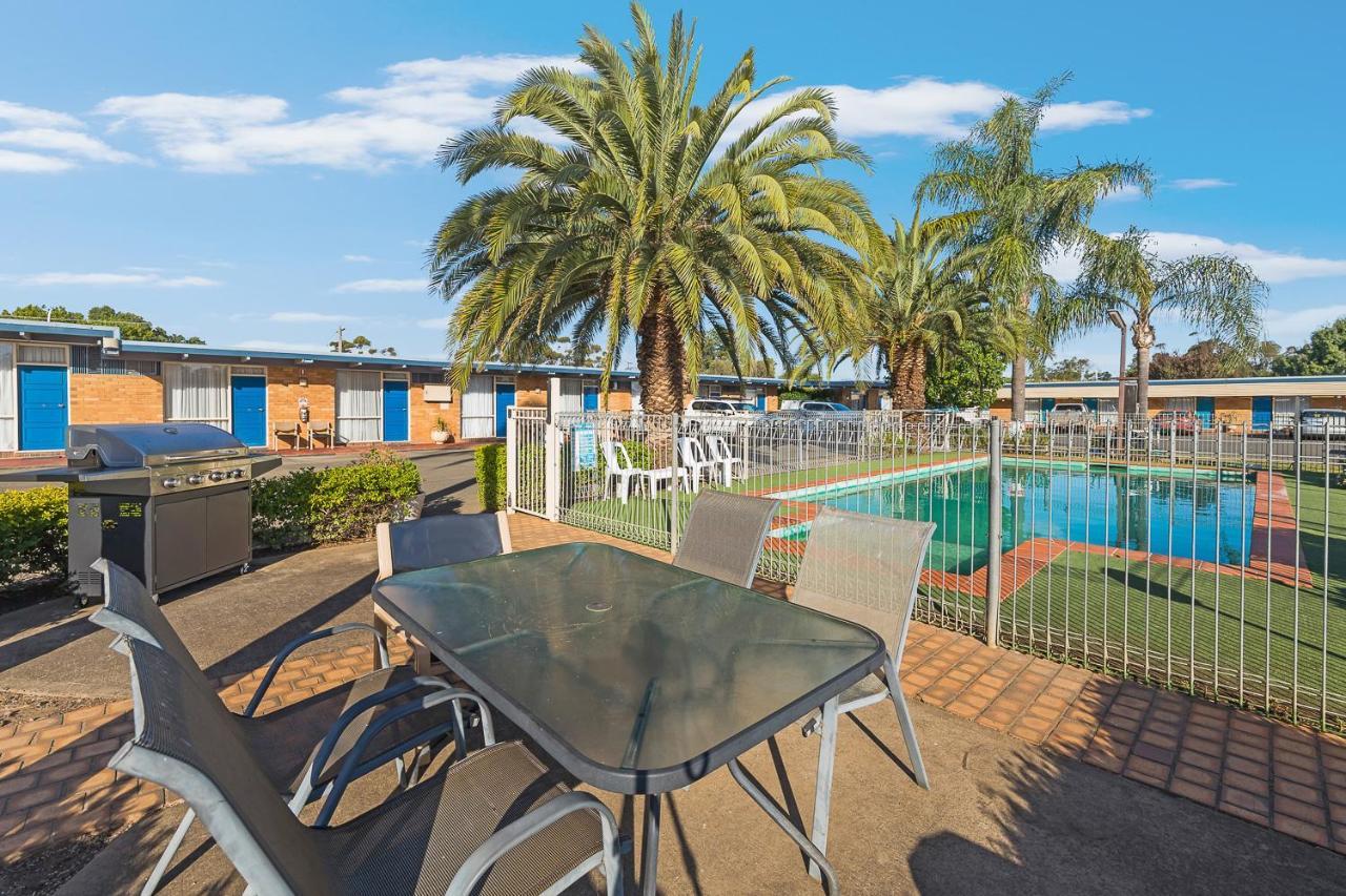Plainsman Motel Форбс Екстериор снимка