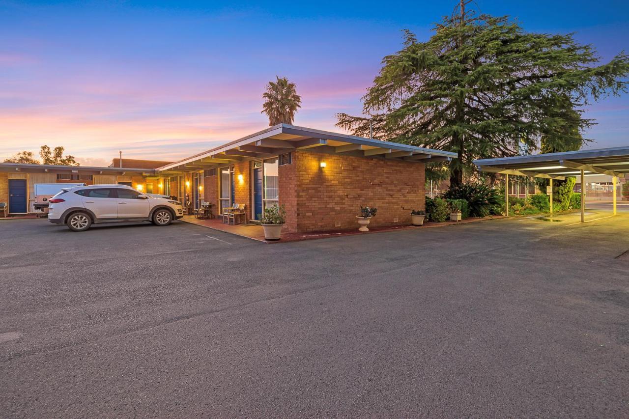 Plainsman Motel Форбс Екстериор снимка