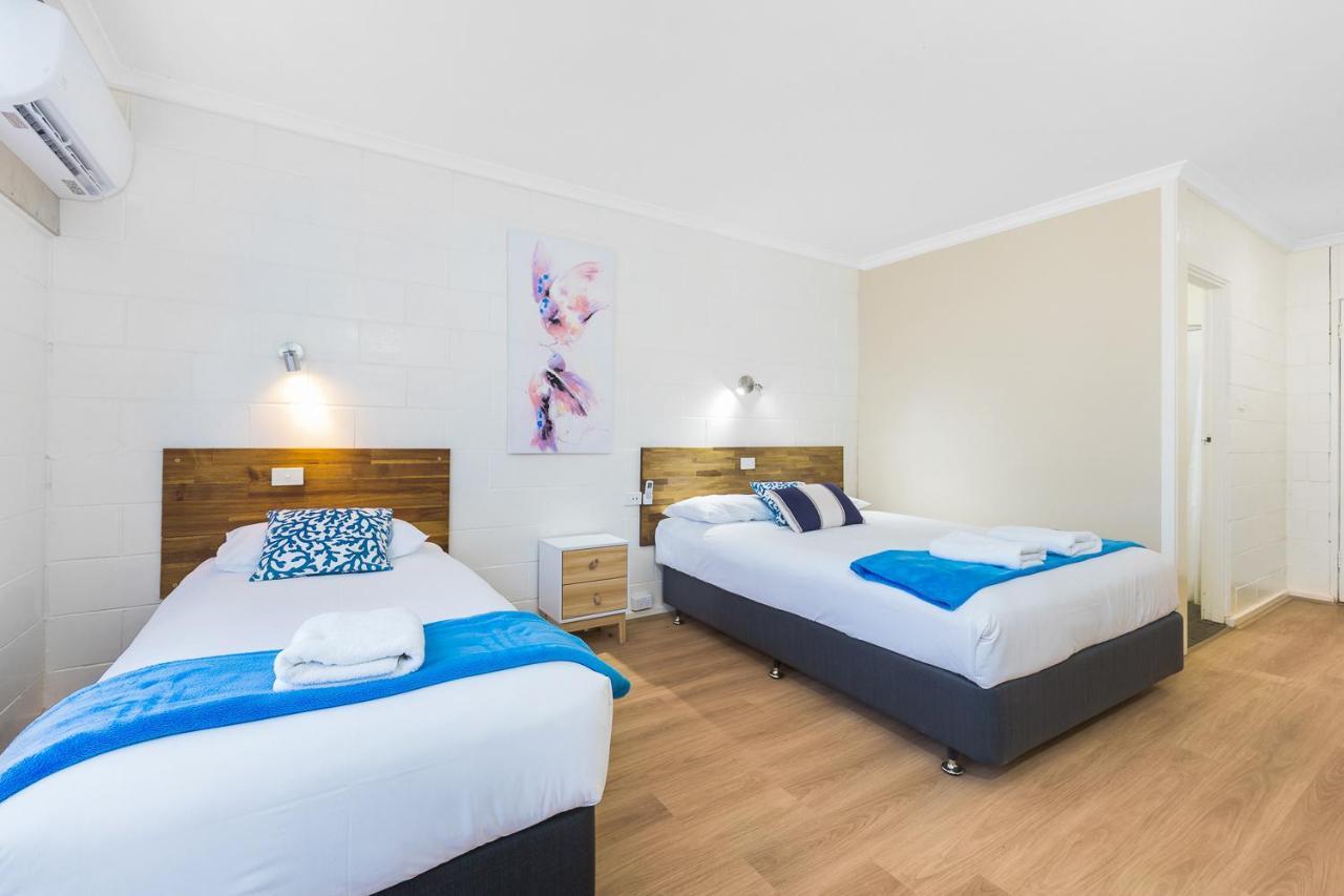 Plainsman Motel Форбс Екстериор снимка