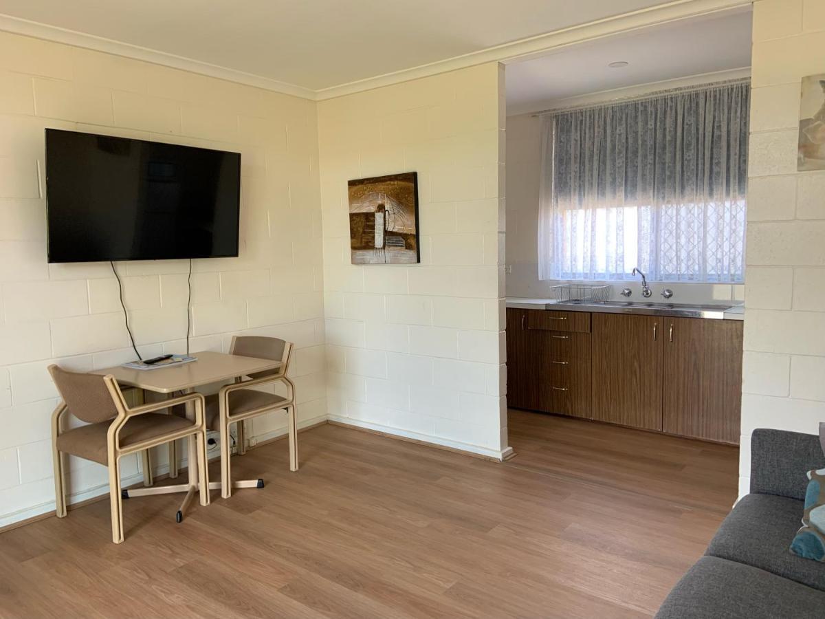 Plainsman Motel Форбс Екстериор снимка